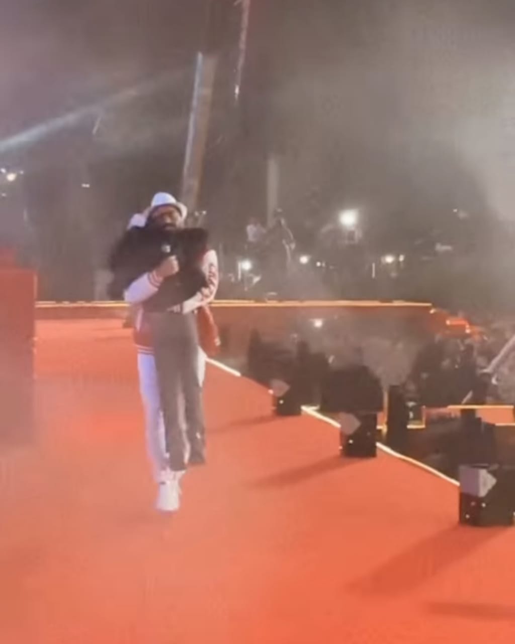 تاليا ابنة تامر حسني ترقص مع والدها على المسرح